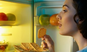 Read more about the article Does Eating Late At Night Cause Weight Gain? | Manthanhub