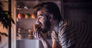 Read more about the article Does Eating Late At Night Cause Weight Gain ? | क्या देर रात खाने से वजन बढ़ता है ?